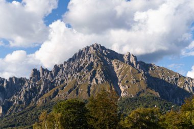 İtalya, Valsassina, Piani Resinelli 'de Belvedere del Parco Valentino yakınlarındaki Grignetta dağının panoramik manzarası, Lecco ilinin hava manzarası
