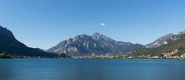 Güzel dağ gölü manzarası. Lecco, Como Gölü, İtalya yakınlarındaki dağlık arazili sakin bir göl.