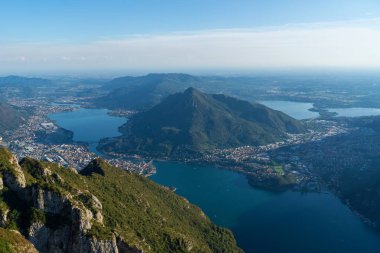 İtalya, Valsassina, Piani Resinelli 'deki Belvedere del Parco Valentino yakınlarındaki göllerin panoramik manzarası. Monte Coltignone ve Cima Paradiso yakınlarındaki Lecco bölgesinin hava görüntüsü.