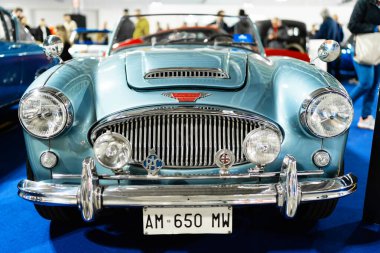 Milan, İtalya - 12.11.2022: Auto Show 'da klasik Austin Healey araba ön görüntüsü. Milano Otoklasik Sergisi.