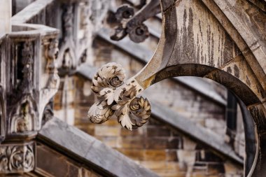 Milan, İtalya - 19.03.2024: Tarihi katedralin dış katedrali Milan Duomo Katedrali 'nin dekoratif taş işçiliğinin Gotik mimari ayrıntıları.