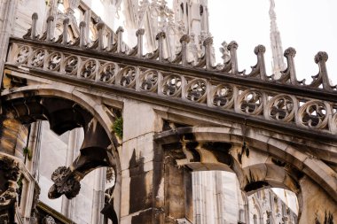 Milan, İtalya - 19.03.2024: Süslü taş kemerli tarihi katedralin Gotik mimari detayları, Milan Duomo Katedrali.
