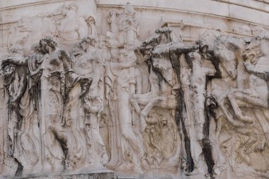 Roma, İtalya - 09.12.2022: Sanatsal ilham için klasik figürler ve sahneler tasvir edilen Victor Emmanuel Anıtı 'nda karmaşık taş atma.