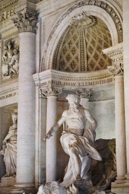 Roma, İtalya - 09.12.2022: Klasik Roma mimarisi ve Trevi Çeşmesinin heykeli, Roma 'da tarihi eser.