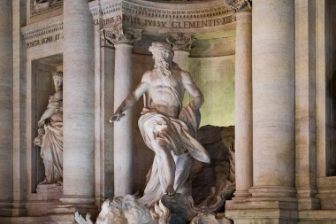 Roma, İtalya - 09.12.2022: Klasik mimari detaylarıyla görkemli Roma çeşme heykeli, Trevi Çeşmesi.