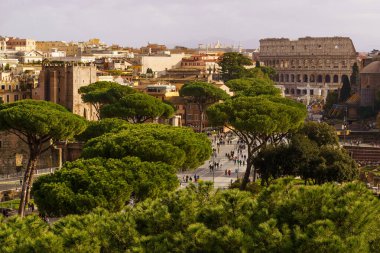 Roma, İtalya - 09.12.2022: Antik ve modern Roma 'nın simgesel simgeleriyle panoramik görünümü, Colosseum' a bakış.