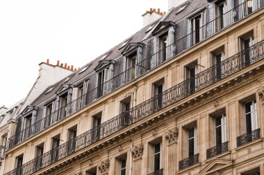 Paris 'te balkonları ve mansard çatıları olan tarihi konutların klasik Avrupa mimarisi..