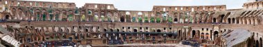Roma, İtalya - 09.12.2022: Roma Kolezyumu 'nun panoramik manzarası antik mimari ve tarihi ihtişam.