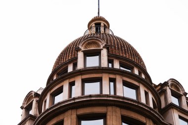 Paris 'te kentsel tasarım ilhamı için tarihi mimari kubbeye karşı açık gökyüzü.