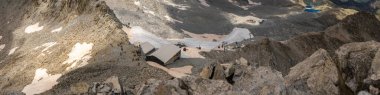 Passo Tonale, İtalya - 10.08.2024: Karlı ve pansiyonlu dağ manzarası: Alp macerası ve keşfi.