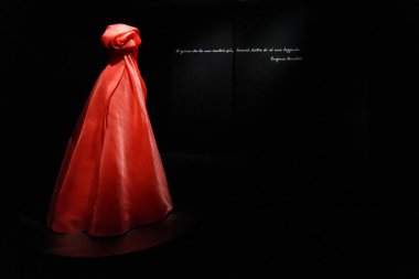 Milan, İtalya - 24.04.2024: Teatro alla Scala Maria Callas 'a adanmış yeni Fantasmagoria Callas sergisini sunar. Kırmızı elbiseyle vurgulanmış moda tasarımında zarafet.