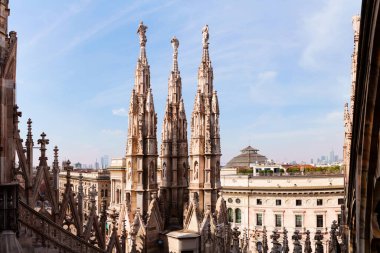 Milan, İtalya - 19.03.2024: Tarihi şehir merkezindeki katedral kulelerinin görkemli mimari manzarası, Milan Duomo Katedrali.