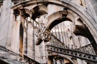 Milan, İtalya - 19.03.2024: Tarihi bir katedralin Gotik mimari detayları, Milan Duomo Katedrali.