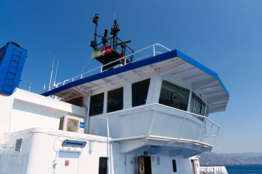 Sicilya, İtalya - 27.07.2024: Navigasyon ekipmanları ve mavi gökyüzüyle bir feribotla deniz yolculuğu.