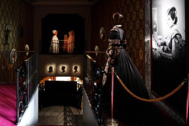 Milan, İtalya - 24.04.2024: Teatro alla Scala Maria Callas 'a adanmış yeni Fantasmagoria Callas sergisini sunar. Kraliyet siyah elbisesi ve klasik portreleriyle zarif bir tarihi kostüm sergisi..