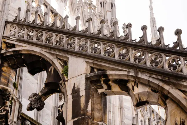 Milan, İtalya - 19.03.2024: Süslü taş kemerli tarihi katedralin Gotik mimari detayları, Milan Duomo Katedrali.