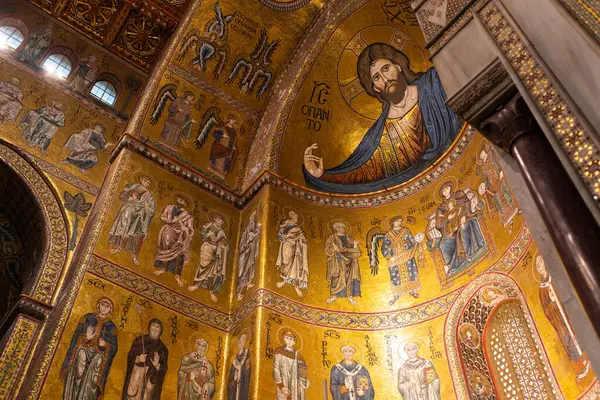 Monreale, İtalya - 04.11.2022: Tarihi bir katedralin içini süsleyen Bizans mozaikleri.