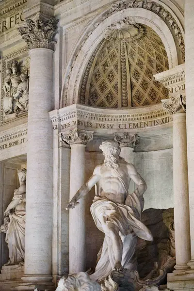 Roma, İtalya - 09.12.2022: Klasik Roma mimarisi ve Trevi Çeşmesinin heykeli, Roma 'da tarihi eser.