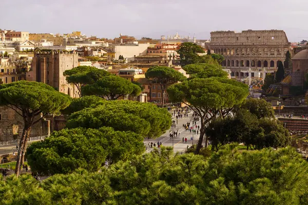 Roma, İtalya - 09.12.2022: Antik ve modern Roma 'nın simgesel simgeleriyle panoramik görünümü, Colosseum' a bakış.