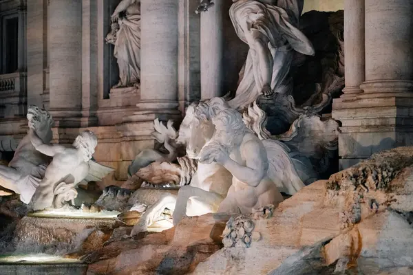 Roma, İtalya - 09.12.2022: Roma 'da aydınlatılmış heykellerle görkemli Trevi Çeşmesi ayrıntıları.