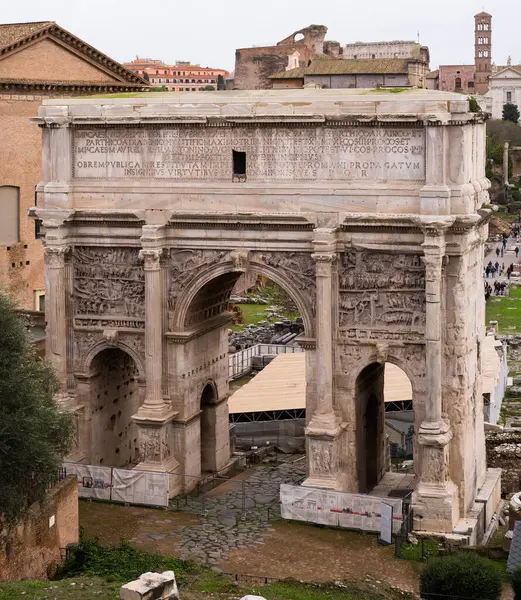 Roma, İtalya - 09.12.2022: Septimius Severus Kemeri. Roma Forumunda antik Roma mimarisi, Roma 'nın tarihi simgesi.