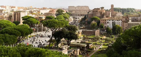 Roma, İtalya - 09.12.2022: Kolezyum ve Roma forumu ile antik Roma 'nın manzara manzarası, Colosseum.