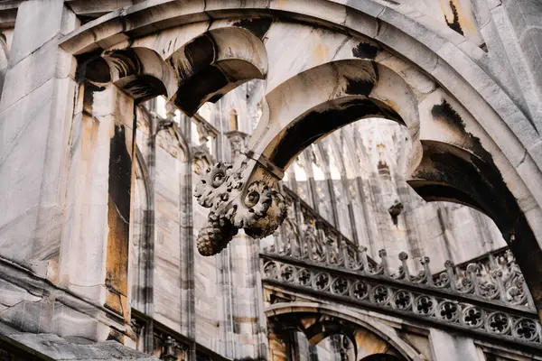 Milan, İtalya - 19.03.2024: Tarihi bir katedralin Gotik mimari detayları, Milan Duomo Katedrali.