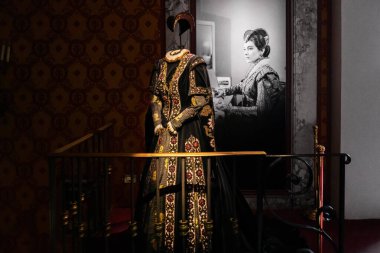 Milan, İtalya - 24.04.2024: Teatro alla Scala Maria Callas 'a adanmış yeni Fantasmagoria Callas sergisini sunar. Portre ile süslenmiş iç dekorasyonda tarihi kostüm sergisi.