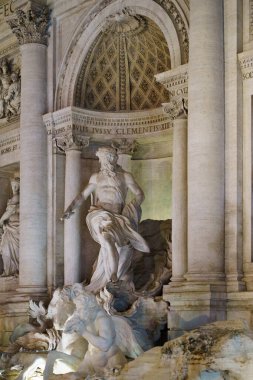 Roma, İtalya - 09.12.2022: Trevi Çeşmesi, tarihi bir çeşmenin çarpıcı mimari ayrıntıları ve heykelleri.