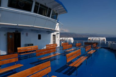 Sicilya, İtalya - 27.07.2024: Açık bir günde boş koltuklu manzara feribot güvertesi.