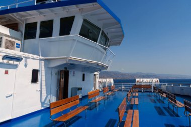 Sicilya, İtalya - 27.07.2024: Mavi okyanusu geçen yolcu feribotunun manzara manzarası.