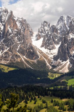 Karlı tepeleri ve yemyeşil vadileri olan görkemli dağ manzarası. İtalya, Dolomites 'teki Eğlence Vadisi yakınlarında..