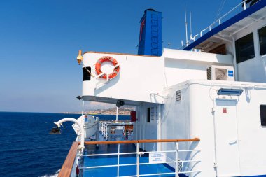 Milan, İtalya - 01.01.2022: Açık bir günde sakin okyanus titreşimleri ve deniz mimarisi yakalayan kıyı feribotu.