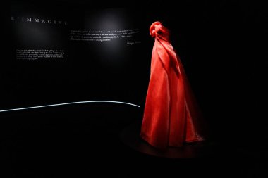 Milan, İtalya - 24.04.2024: Teatro alla Scala Maria Callas 'a adanmış yeni Fantasmagoria Callas sergisini sunar. Koyu renk sergide gösterilen şık kırmızı gece elbisesi..
