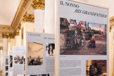 Milan, İtalya - 24.04.2024: La Scala Tiyatro Müzesi veya Museo Teatrale alla Scala 'nın içi. Büyük galeri ortamında sanatsal ve kültürel mirasın tarihi gösterisi.