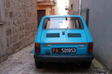 Castelbuono, İtalya - 23.07.2024: Antika fiat 126 Avrupa geçidinde nostaljik şehir cazibesini yakalıyor.