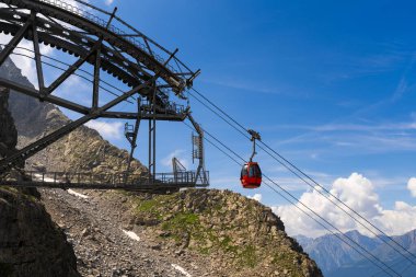 Passo Tonale, İtalya - 10.08.2024: Müthiş alp manzaralı dağ teleferiği gezisi.