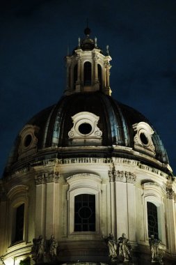 Roma, İtalya - 09.12.2022: Heykelli tarihi kubbenin görkemli gece manzarası.