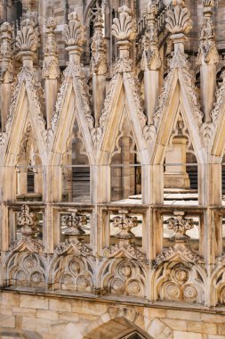 Milan, İtalya - 19.03.2024: Tarihi katedral cephesinin ayrıntılı gotik mimarisi, Milan Duomo Katedrali.