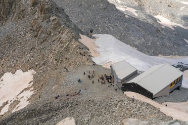 Passo Tonale, İtalya - 10.08.2024: Karlı ve pansiyonlu dağ manzarası: Alp macerası ve keşfi.