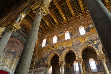 Monreale, İtalya - 25 Temmuz 2024: Monreale katedrali, karmaşık mozaiklerin, uzun kemerli sütunların, sunağın arkasındaki büyük dini sanat eserlerinin detaylı görünümü. İncil sahneleri