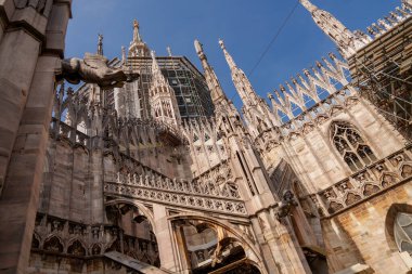 Milan, İtalya - 19.03.2024: Katedralin görkemli mimarisi açık mavi gökyüzü altında, Milan Duomo Katedrali.