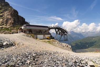 Passo Tonale, İtalya - 10.08.2024: Güneşli bir günde manzaralı dağ teleferiği istasyonu.