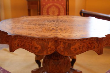 Villa Carlotta, İtalya - 24.03.2024: Karmaşık oymalar ve tasarımlar içeren ince işçilikli ahşap masa manzarası. Como Gölü 'ndeki tarihi villa Carlotta' da lüks mobilyalar.