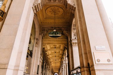 Milan, İtalya - 19.03.2024: Galleria Vittorio Emanuele II. Tarihi atari salonunun mimari ihtişamı. Karmaşık tavanlar ve sütunlarla..
