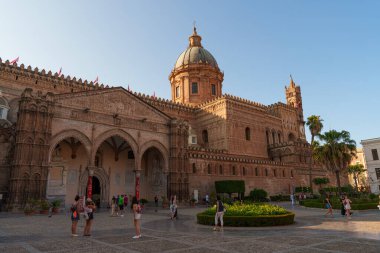 Palermo, İtalya - 25.07.2024: Turistler ve güneşli mavi gökyüzü ile tarihi Palermo katedrali.