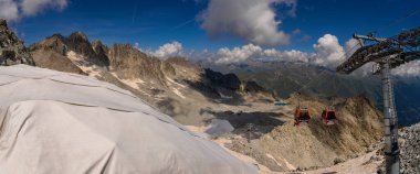 Passo Tonale, İtalya - 10.08.2024: Sıralı ve engebeli zirveleri olan panoramik dağ manzarası.