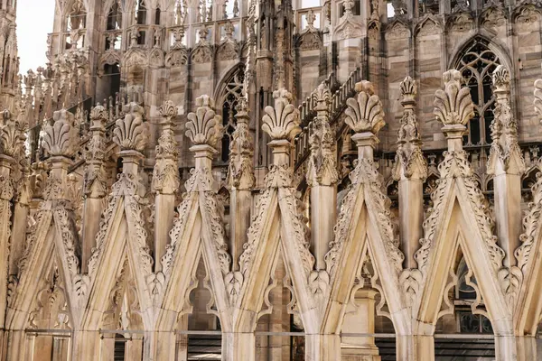 Milan, İtalya - 19.03.2024: Süslü detaylarla katedralin Gotik mimarisi, Milan Duomo Katedrali.