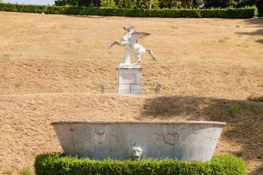 Floransa, İtalya - 30 Ağustos 2022: Floransa 'daki Boboli Gardens, Floransa' da tepedeki Pegasus heykeli