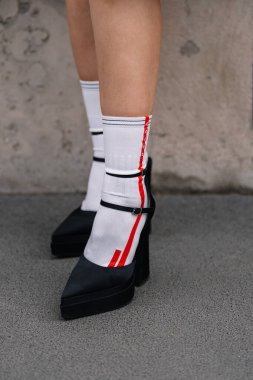 Milan, İtalya - 23 Şubat 2023: Prada Moon omuz çantası takan kadın. Moda blogcusu kıyafet detayları, sokak tarzı